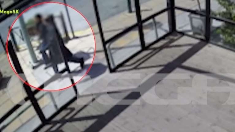 Μαρούσι: Συναγερμός για τον "δράκο" με την καπαρντίνα που παρενοχλεί ανήλικες – Καρέ καρέ η δράση του  [Βίντεο]