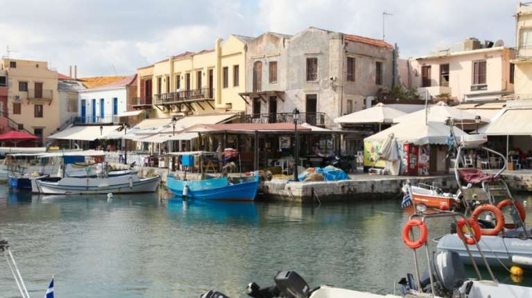 Ρέθυμνο:  Δύο 19χρονοι βίασαν 24χρονη τουρίστρια και το κατέγραψαν στο κινητό τους