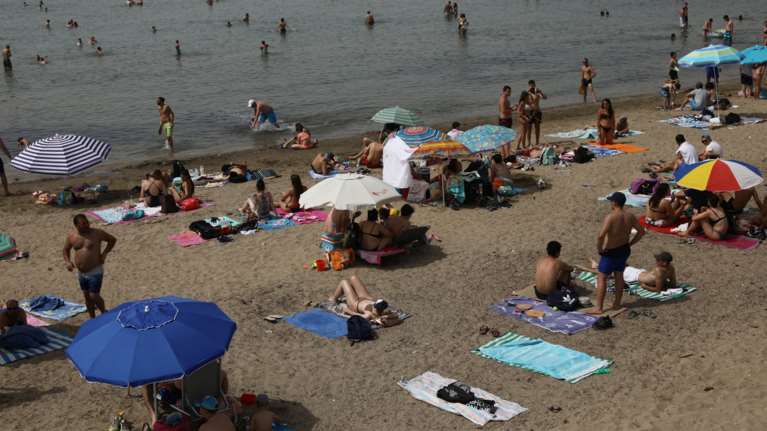 Θεσσαλονίκη: Άγριο ξύλο μεταξύ νεαρών σε παραλία - Κατέληξαν στην Εισαγγελία με...μαγιό!