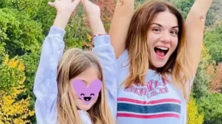 Η Βάσω Λασκαράκη στην κουζίνα με την Εύα της:  Η χριστουγεννιάτικη συνταγή που έφτιαξαν