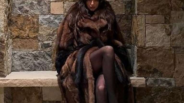 Κένταλ Τζένερ: Χαμός στα social media για τη φωτογραφία της με αληθινή γούνα - &quot;Πόσα αθώα ζώα πέθαναν;&quot;