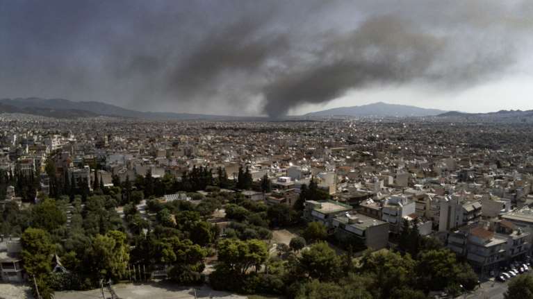 Φωτιά στη Μεταμόρφωση: Τι δείχνουν οι πρώτες μετρήσεις του υπ. Περιβάλλοντος για τους τοξικούς καπνούς