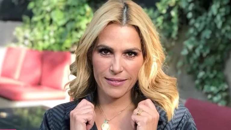 Τζένη Μπότση: Απολαμβάνει τις βουτιές στη θάλασσα με την 2,5 ετών κόρη της