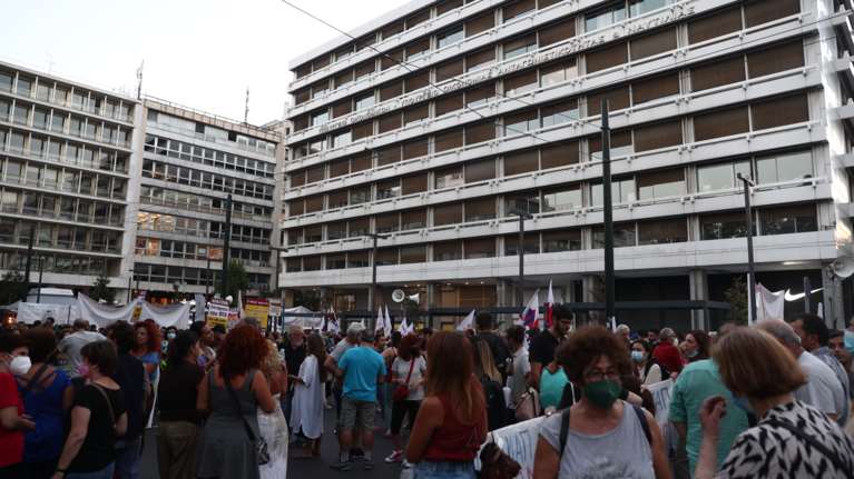 Κυκλοφοριακό κομφούζιο στην Αθήνα: Κλειστό το Σύνταγμα - Διακοπή της κυκλοφορίας λόγω συγκέντρωσης [Εικόνες]