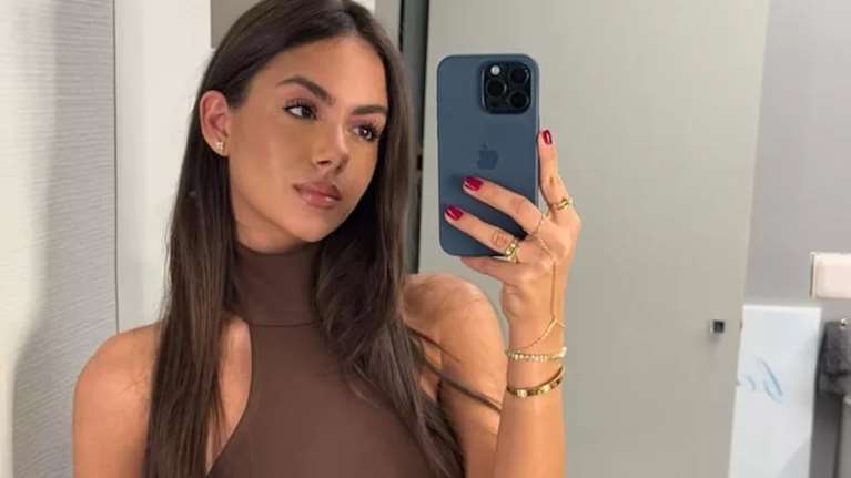 Η Νταίζη Νίκα ποζάρει σε πολυτελές σαλόνι λίγο πριν τον γάμο της αδερφής της με τον Αργυρό