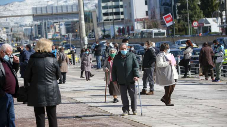 Έντονος προβληματισμός για την άρνηση πολλών ηλικιωμένων να εμβολιαστούν - Τα ποσοστά των εμβολιασμένων ανά ηλικιακή ομάδα