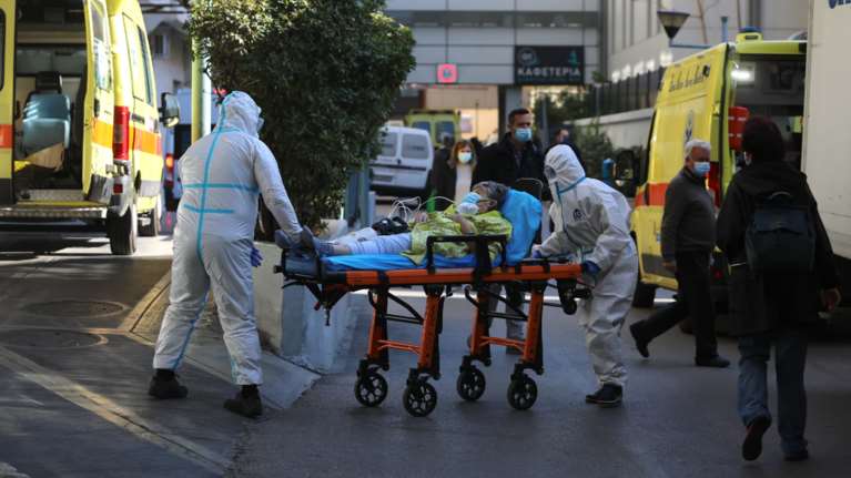 Κορονοϊός: &quot;Παρέλαση&quot; ασθενοφόρων στον Ευαγγελισμό – Δύσκολη προβλέπεται η εφημερία