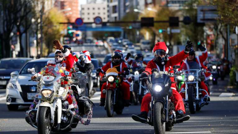 Ιαπωνία: Άι Βασίληδες παρέλασαν πάνω σε Harley Davidson κατά της παιδικής κακοποίησης [εικόνες]