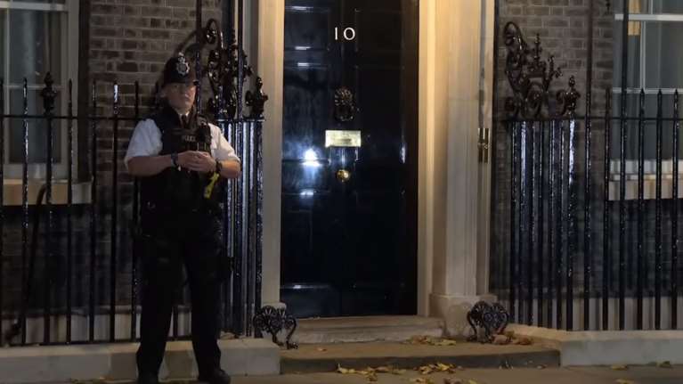 Πολιτικό χάος στη Βρετανία: Τα έχασαν μέχρι και οι ψύχραιμοι δημοσιογράφοι - Απίστευτα σαρδαμ στον &quot;αέρα&quot; [Βίντεο]