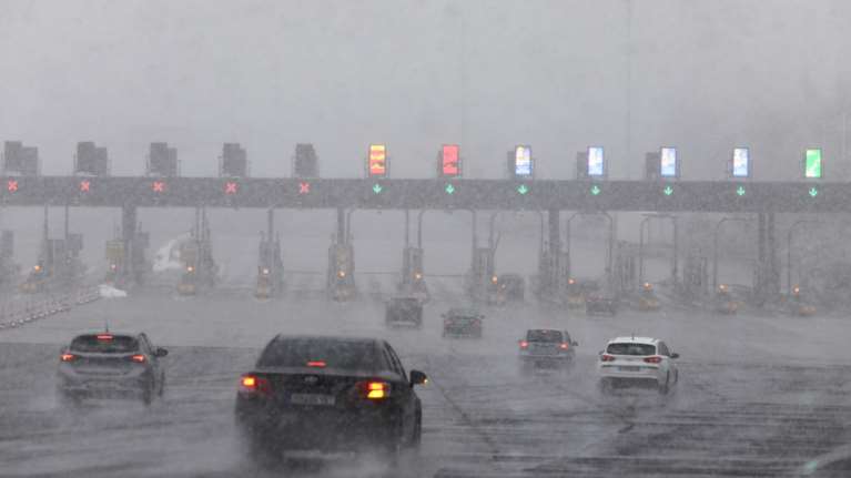 Κακοκαιρία Βarbara: Όλα τα αυτοκίνητα που κυκλοφορούν στην Αττική να έχουν αντιολισθητικές αλυσίδες