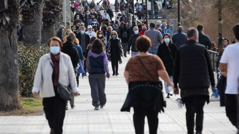 Κορονοϊός: Ποια μέτρα; Συνωστισμός και πλήθος κόσμου σε Φλοίσβο, Αλιμο και Τατόι - Αποκαλυπτικές οι εικόνες