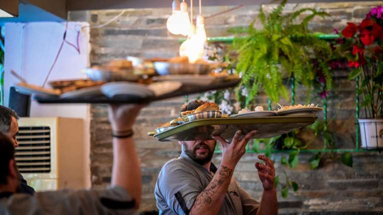 &quot;Καμπανάκι&quot; σε τουρισμό και εστίαση: Αναζητούν πάνω από 80.000 εργαζόμενους