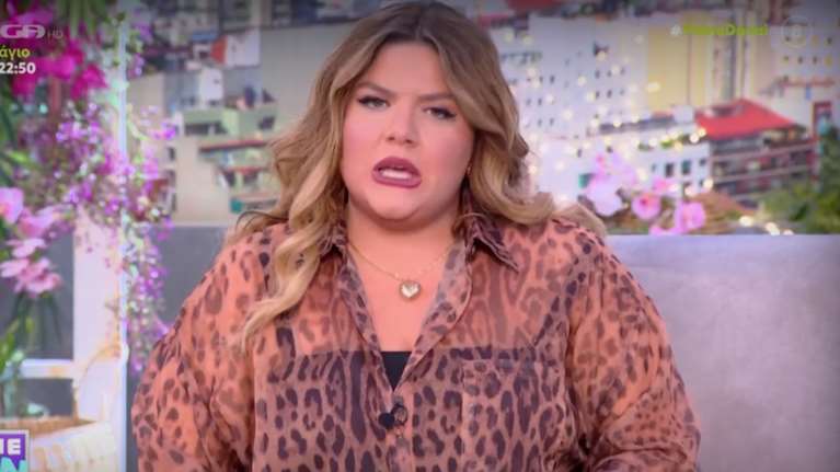 Η Δανάη Μπάρκα με stylish ολόσωμο μαγιό για μπάνιο στη θάλασσα