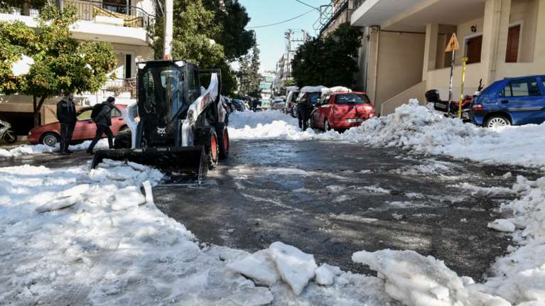 Η μάχη των στενών: &quot;Άβατο&quot; οι γειτονιές της Αθήνας - Συνεργεία προσπαθούν να απομακρύνουν τα χιόνια από τους δρόμους