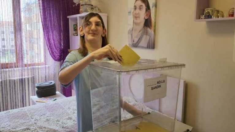 Τουρκία: Ψήφισε και η ψηλότερη γυναίκα στον κόσμο - Εχει μπει στο βιβλίο Γκίνες