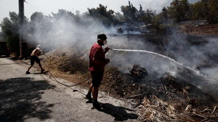 Σε ύφεση η πυρκαγιά στο Κορωπί: Ζημιές σε σπίτια - Εκκενώθηκαν περιοχές -  Παραμένουν ισχυρές δυνάμεις στην περιοχή