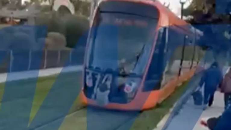 Ανήλικος κρεμάστηκε από κινούμενο τραμ για challenge – Παρέμβαση της ΣΤΑΣΥ και έρευνα της ΕΛ.ΑΣ. [βίντεο]