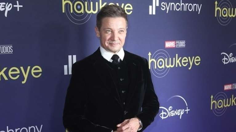 Στην εντατική ο Τζέρεμι Ρένερ: Δεύτερο χειρουργείο μετά τον σοβαρό τραυματισμό του με εκχιονιστικό μηχάνημα