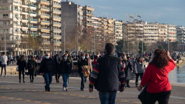 Θεσσαλονίκη: 120.000 άτομα &quot;βόλταραν&quot; στην παραλία το Σαββατοκύριακο - 600 σακούλες με σκουπιδια, μάζεψε ο Δήμος