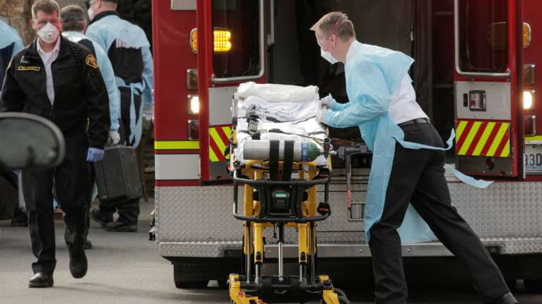 Θλιβερό ρεκόρ στις ΗΠΑ: Πάνω από 1.000 νεκροί εξαιτίας του κορονοίού σε 24 ώρες - Ξεπέρασαν τα δύο εκατ. τα κρούσματα