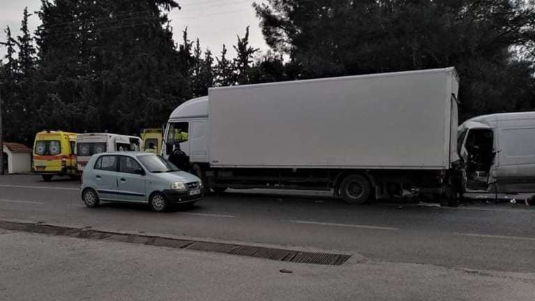 Θεσσαλονίκη: Ένας νεκρός μετά από σύγκρουση ΙΧ με φορτηγό της Αστυνομίας