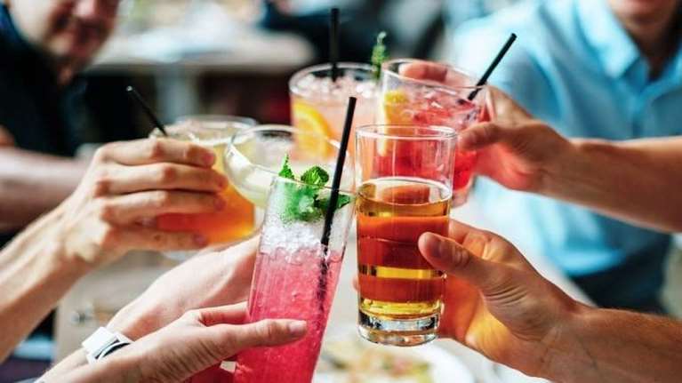 Κορονοπάρτι στη Θεσσαλονίκη με νοικιασμένο χώρο από Αirbnb: Πρόστιμο 3.000 ευρώ σε 20χρονο