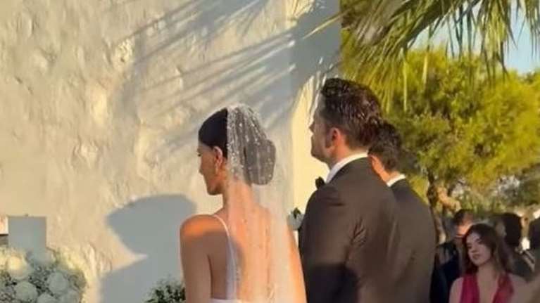 Αλλαξε η Αλεξάνδρα Νίκα στη δεξίωση του γάμου της - Η εφαρμοστή λευκή δημιουργία με ουρά