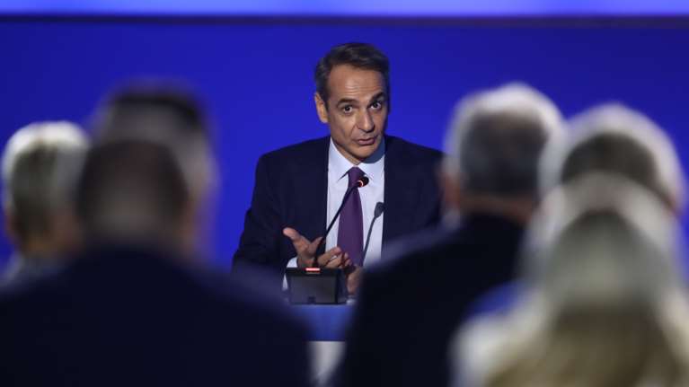 Πυρ ομαδόν από την αντιπολίτευση κατά Μητσοτάκη: Προσπαθεί να φιμώσει τους επιστήμονες