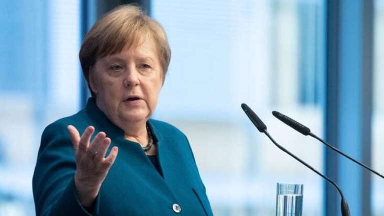 Αιφνίδια συνάντηση Μέρκελ με τον στρατάρχη Χαλίφα Χάφταρ