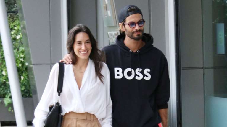 Το σπίτι του Γιώργου Καράβα και της Ραφαέλας Ψαρρού είναι cozy και μοντέρνο: Τα off-white ντουλάπια της κουζίνας και ο ιδιαίτερος τοίχος