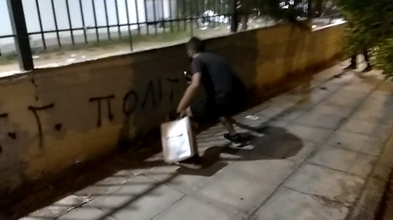 Επίθεση &quot;Ρουβίκωνα&quot; στο κέντρο επιχειρήσεων της Πολιτικής Προστασίας στο Χαλάνδρι - Δείτε το βίντεο