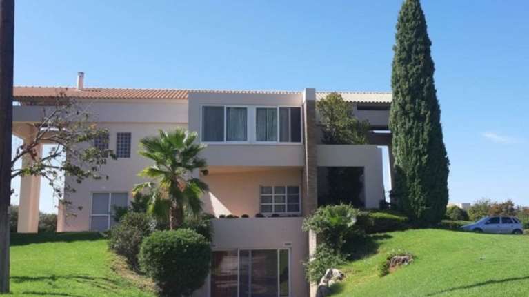 Κιβωτός του Κόσμου: Τιμολόγια και αποδείξεις σε κάδους έξω από τη  δομή στην Καλαμάτα - Εικόνες