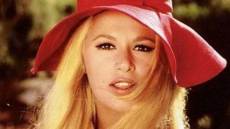 Τα καλοκαίρια της Αλίκης: Η Αλίκη Βουγιουκλάκη ποζάρει με μαγιό σε σπάνιες φωτογραφίες