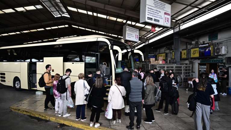 Πάσχα: Οι επικές ατάκες ταξιδιωτών στα ΚΤΕΛ - "Πάμε στους δικούς μας να μας κεράσουν - Θα τσιμπήσουμε λίγο πετσούλα"