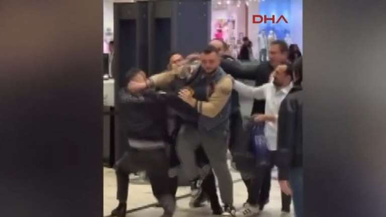 Τουρκία: Άνδρας επιχείρησε να μπει σε εμπορικό κέντρο με τον σκύλο του και ο φύλακας... τον δάγκωσε