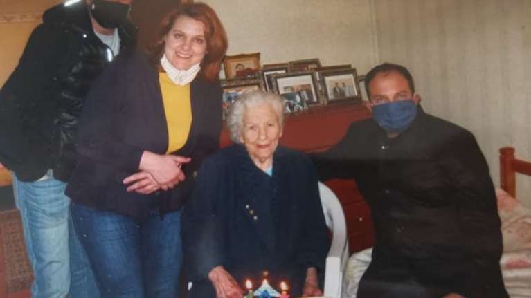 Η συγκινητική ιστορία της κυρίας Κατερίνας από τα Χανιά: Βαδίζει στα 105 και ακόμα λέει μαντινάδες