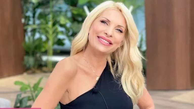 Η Ελένη Μενεγάκη φόρεσε την πιο διάσημη μπλούζα της άνοιξης και είναι Zara