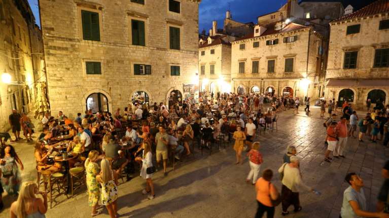 Καυγάς στην ΕΕ για τα voucher: Σε σύγκρουση  οι κυβερνήσεις