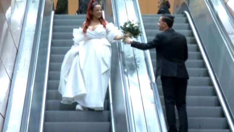 Θεσσαλονίκη: Νιόπαντροι πήγαν κατευθείαν από την εκκλησία στο μετρό - Της είχε υποσχεθεί γάμο μόνο όταν λειτουργήσει [βίντεο]