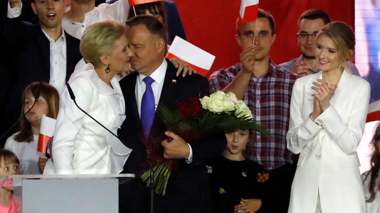 Προεδρικές εκλογές στην Πολωνία: Οριακή νίκη του ακροδεξιού Tούντα επί του φιλελεύθερου αντιπάλου του