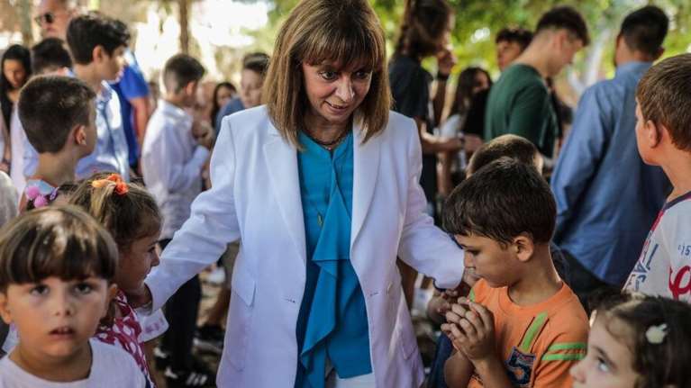 Το τρυφερό &quot;ευχαριστώ&quot; των παιδιών του νηπιαγωγείου της Χάλκης στην Κατερίνα Σακελλαροπούλου [εικόνα]