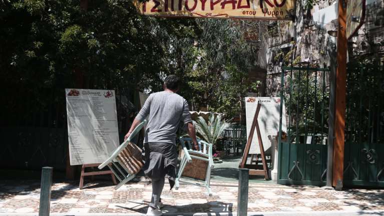 Η ώρα της εστίασης: Πυρετώδεις προετοιμασίες από τους μαγαζάτορες ενόψει της επανεκκίνησης [Εικόνες]