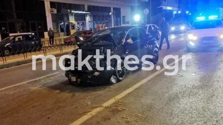 Σοκαριστικό τροχαίο στη Θεσσαλονίκη: Αυτοκίνητο καρφώθηκε σε εν κινήσει λεωφορείο του ΟΑΣΘ [βίντεο]