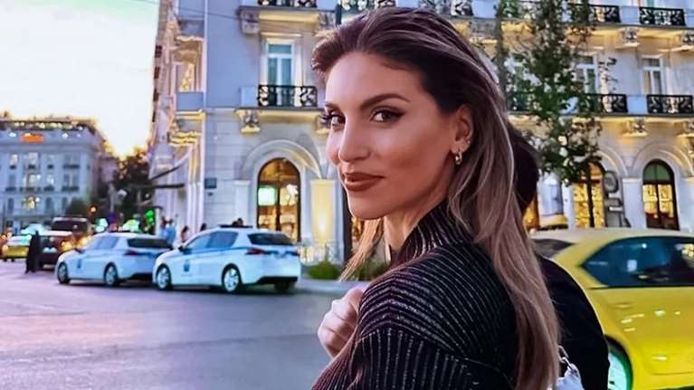 Αθηνά Οικονομάκου: Η εμφάνιση με κοστούμι στο χρώμα που λίγες γυναίκες τολμούν