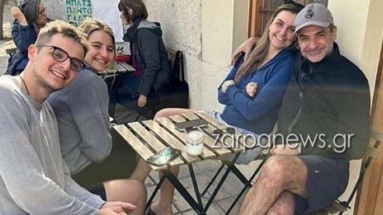 Χανιά: Το καφεδάκι του Κυριάκου Μητσοτάκη με τα παιδιά του και τα καλιτσούνια στην 115 ΠΜ