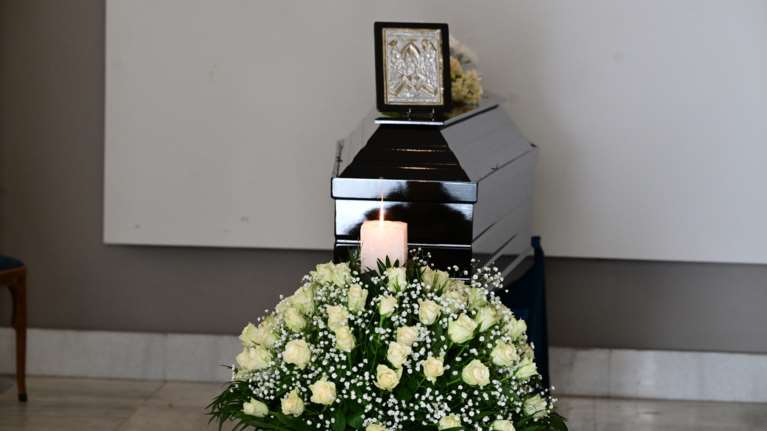 Δημήτρης Κολλάτος: Συγκίνηση στην κηδεία του, πλήθος κόσμου στο τελευταίο αντίο - Στην Αίγινα η ταφή