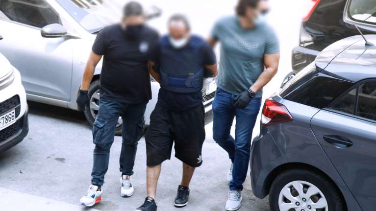 Γυναικοκτονία στη Θεσσαλονίκη: Στον Εισαγγελέα ο 48χρονος δράστης της άγριας δολοφονίας [Εικόνες]