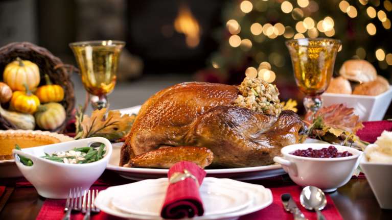 Δυσπεψία και καούρες, hangover και δηλητηριάσεις: Πώς θα αντιμετωπίσεις συχνά προβλήματα των γιορτών