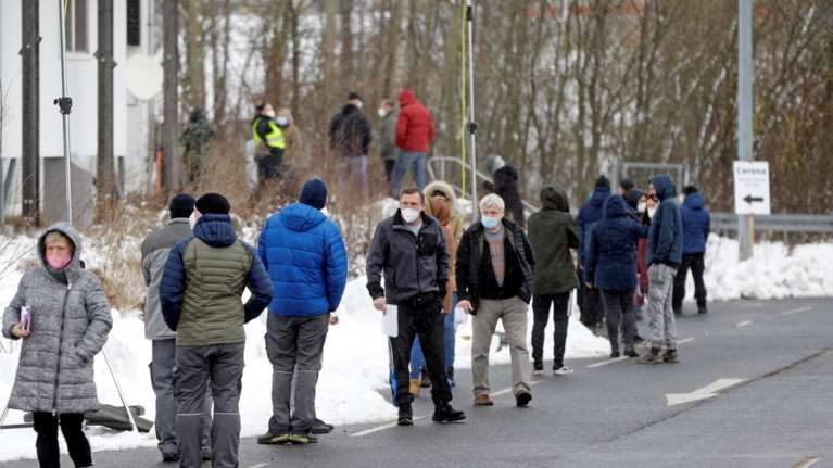 Κορονοϊός: Χάος στα σύνορα Τσεχίας-Γερμανίας - Τεράστιες ουρές για να κάνουν τεστ [Εικόνες]