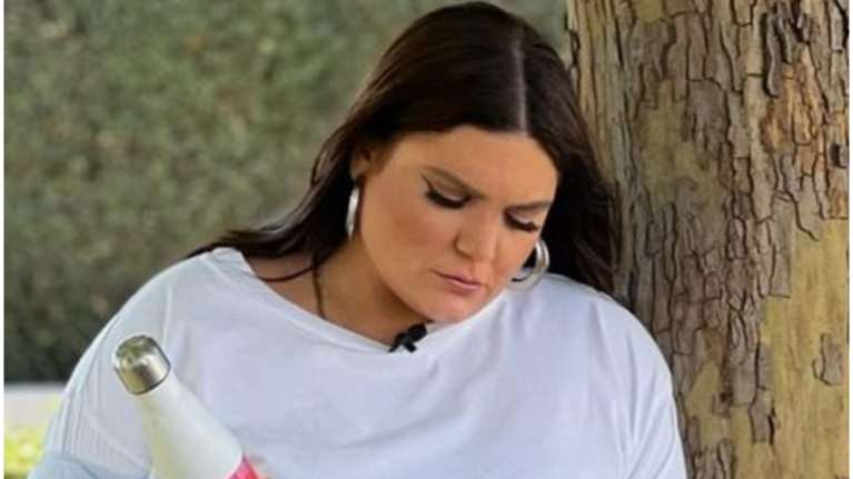 Δανάη Μπάρκα: Η casual εμφάνιση με cropped τζιν και mules σε πρωινή έξοδο - Το τρικ με την τσάντα της